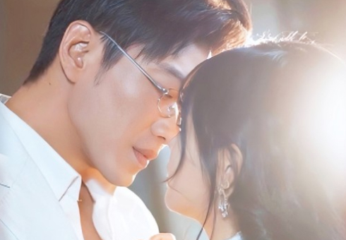 The World Treats Me Kindly Full Movie