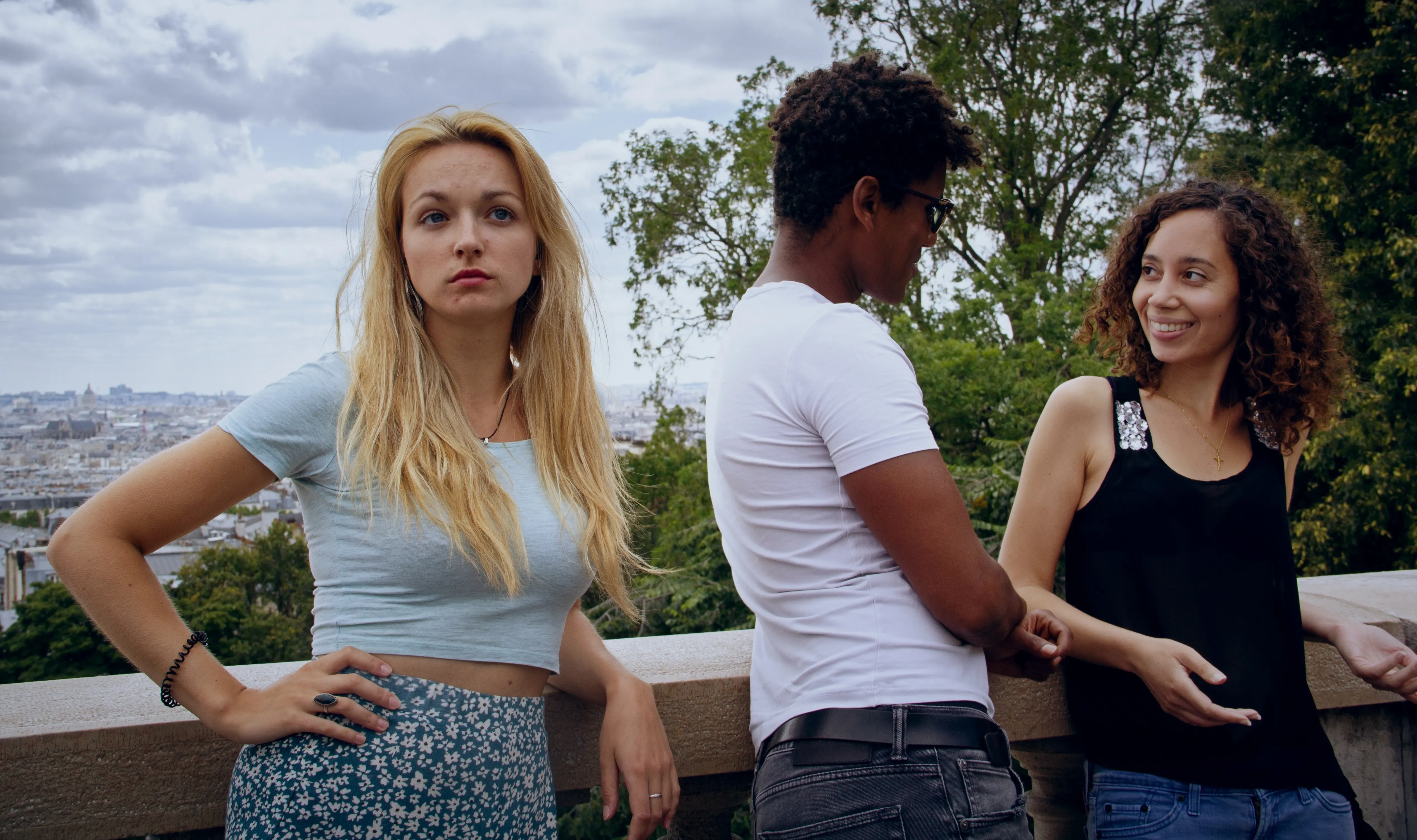 Sélynne Silver Wallpaper