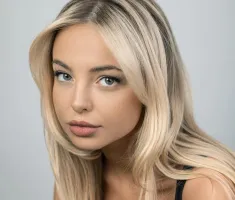 Emma Kotos Wallpaper